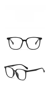 Vue détaillée des lunettes carrées noir brillant avec paramètres du modèle J10002