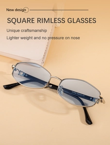 Gros plan de lunettes géométriques dorées avec verres bleu clair et détails du modèle