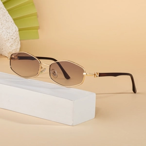 Lunettes de soleil polygonales en métal avec verres dégradés marron sur marbre