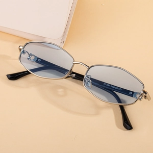 Lunettes de soleil polygonales en argent avec verres bleu clair et détails de charnière en C