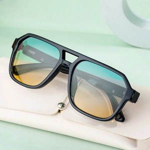 Mens square polarized sunglasses with gradient lenses and double bridge on leather case