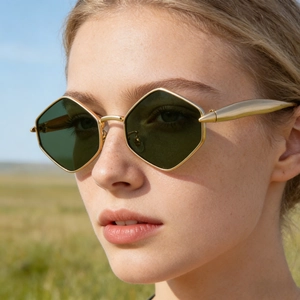 Détail de profil de lunettes de soleil polygonales dorées avec verres foncés
