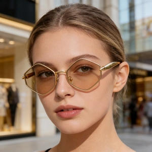 Lunettes de soleil polygonales pour femmes avec monture dorée et verres ambre tendance