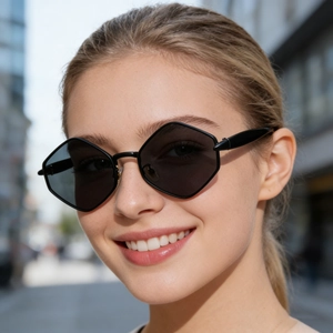 Détail des lunettes de soleil géométriques noires montrant le style urbain décontracté