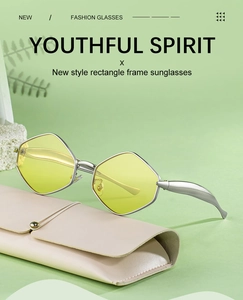 Détail de lunettes de soleil hexagonales avec verres jaunes et monture en métal argenté