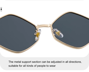 Détail des plaquettes de nez réglables sur la monture dorée des lunettes de soleil