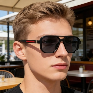 Herren-Sonnenbrille mit schwarzem quadratischem Rahmen und rotem Detail am Bügel