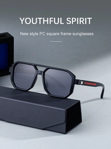 Détail de lunettes de soleil carrées en PC avec accents rouges et étui noir