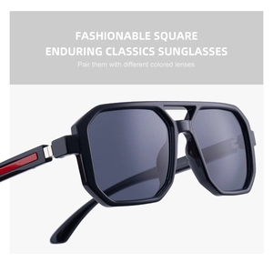 Detailansicht der quadratischen Sonnenbrille mit rot-grünen Streifen an den Bügeln