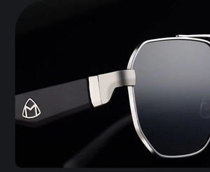 Makroaufnahme der silbernen Metallscharniere und Logo-Details der quadratischen Sonnenbrille