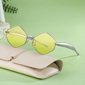 Lunettes de soleil octogonales argentées verres jaunes avec étui en cuir crème