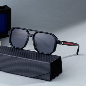 Klassische quadratische Herren-Sonnenbrille mit Doppelsteg und roten Bügel-Details