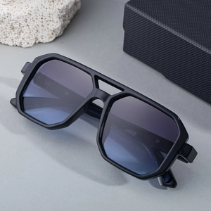 Klassische quadratische schwarze Sonnenbrille mit Doppelsteg und blauen Verlaufsgläsern