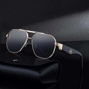 Herren Sonnenbrille mit quadratischem Goldrahmen, Doppelsteg und schwarzen Polgläsern