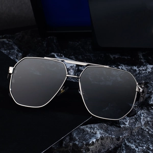 Modische Herren-Pilotenbrille mit silbernem Metallrahmen und dunkelgrauen Gläsern