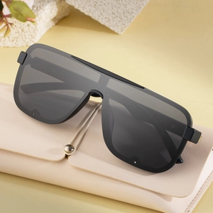 Black oversized square polarized sunglasses with a beige magnetic leather case