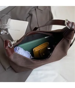 Vue de dessus du grand sac cabas en daim marron montrant l'intérieur spacieux avec tablette
