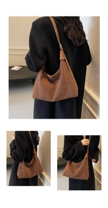 Détail du grand sac hobo en daim marron avec fines lanières en cuir et logo gaufré chic