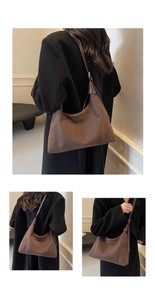 Détail du sac cabas en daim marron foncé avec lanières en cuir et chaîne en métal argenté