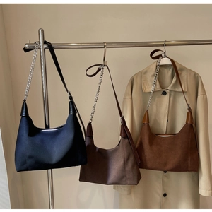Trois sacs hobo en daim minimalistes noir, café et caramel avec bandoulières chaînes
