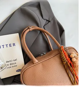 Braune Handtasche aus Narbenleder mit orangefarbenen Quasten und Silber-Reißverschluss