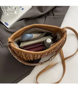 Vista interna che mostra la grande capacità e la tracolla di questa borsa a secchiello