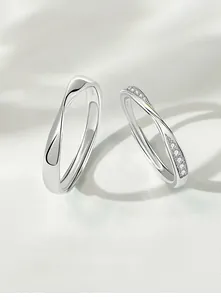 Dettaglio degli anelli Mobius S925 in argento con fascia intrecciata e cristalli pavé