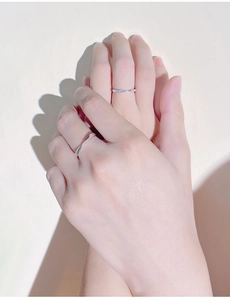 Anello Mobius in argento lucido e fascia con pietre preziose sulla mano per coppie