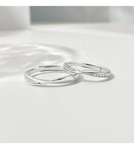 Dettaglio degli anelli Mobius per coppia in argento con accenti di zirconi lucidi