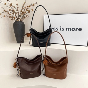Three retro large-capacity leather tote bags in black, dark brown and caramel brown