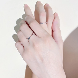 Anelli di coppia Mobius placcati argento con gemma di cristallo blu per donna e uomo