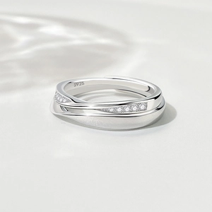 Elegante anello Mobius in argento S925 per coppie con design a intreccio e zirconi