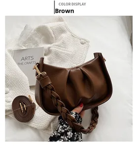 Détail du sac à bandoulière marron plissé avec anse tressée et sangle réglable amovible