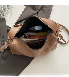 Vue intérieure du sac Boston kaki montrant sa grande capacité pour portefeuille et objets