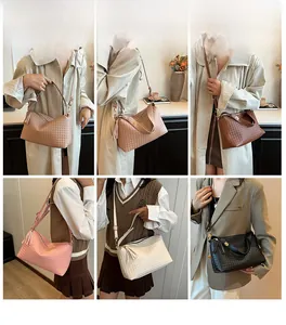 Collage de sacs Boston en texture tissée en six coloris avec détails de glands élégants