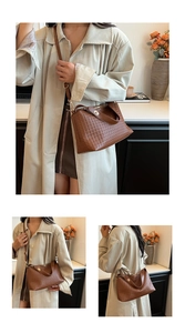 Détail de la texture tressée marron et du fermoir doré sur le sac à bandoulière chic