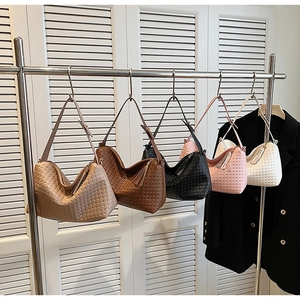 Sacs hobo en cinq couleurs avec motif à carreaux tissés et détails de franges