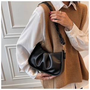 Détail du sac nuage noir plissé avec bandoulière tressée et boucles dorées chic