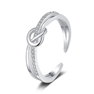 Anello a nodo argento con zirconi cubici scintillanti in un design aperto e regolabile