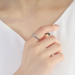 Dettaglio dell'anello a nodo in argento con zirconi scintillanti indossato da modella