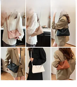Vues détaillées de sacs à bandoulière texturés à rayures en rose, beige et noir