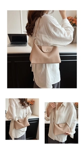 Vue détaillée d'un sac bandoulière beige plissé vertical avec fermeture à rabat magnétique