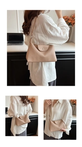 Détail de la texture plissée verticale et de la boucle ronde du sac à bandoulière abricot