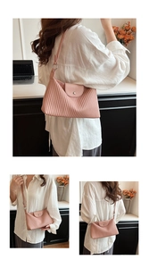 Détail de la texture plissée rose et fermeture à rabat sur un sac à bandoulière