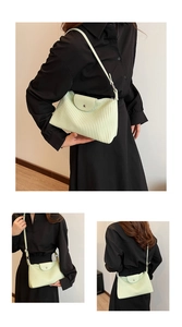 Vue détaillée du sac à bandoulière plissé vert citron avec fermoir argenté sur un mannequin
