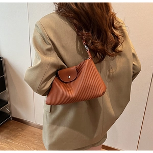 Détail du sac à bandoulière en cuir plissé marron avec boucle en métal vintage