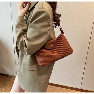 Détail du sac bandoulière en cuir plissé marron foncé avec boucle métallique argentée
