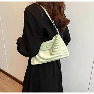 Détail du sac à bandoulière vert menthe plissé avec boucle en métal ronde et rabat supérieur