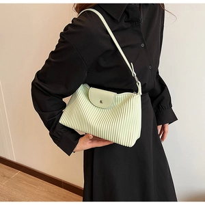 Détail du sac à bandoulière vert clair plissé avec une boucle métallique argentée élégante