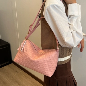 Sac Boston rose à texture tressée avec pompon, sac à bandoulière rétro élégant